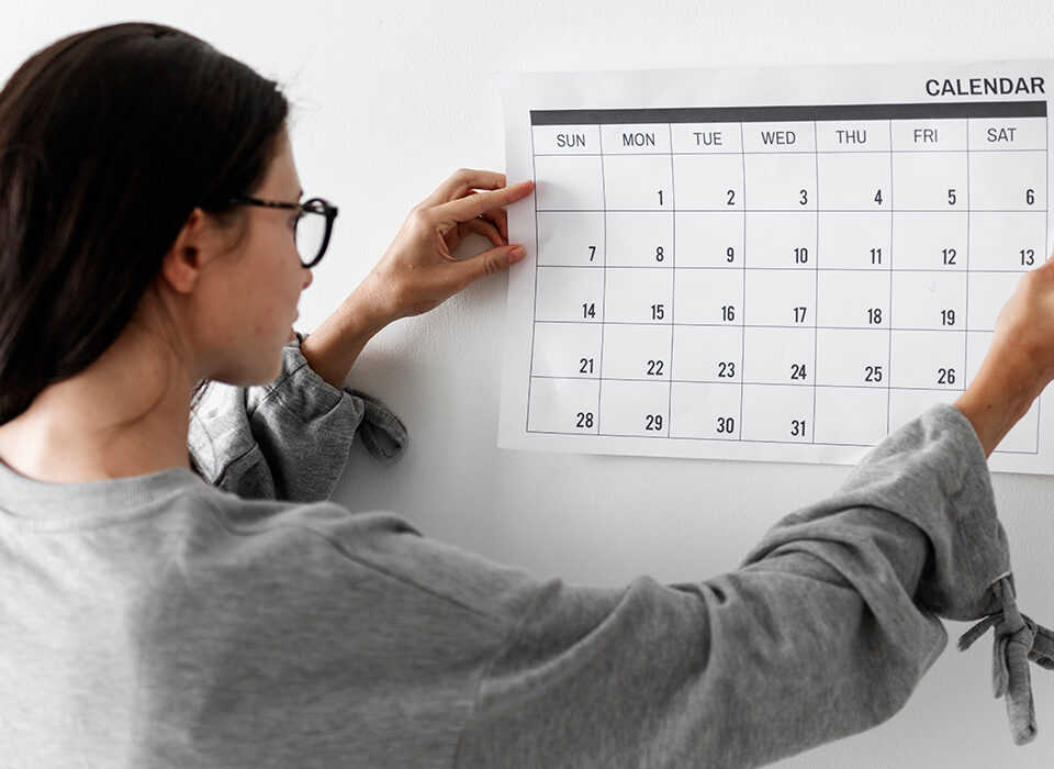 mulher pendurando calendário