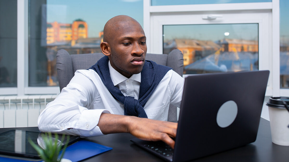 homem mexendo em um notebook