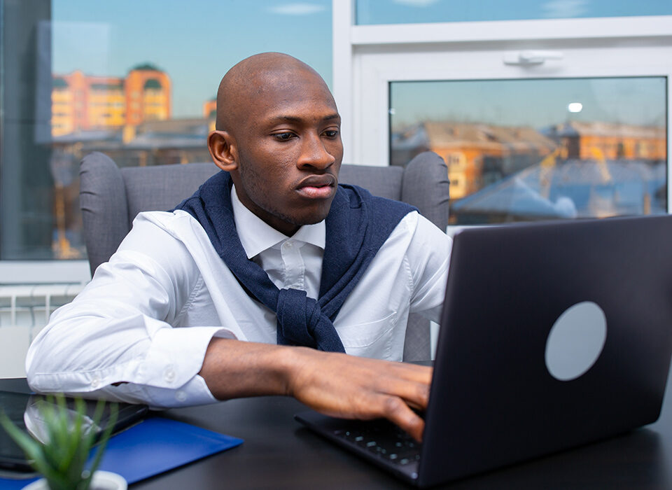 homem mexendo em um notebook